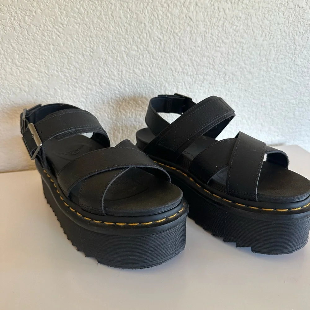 ⚜️Dr. Martens Women's Black Platform Strappy Sandals - Contemporary Chunky Sole